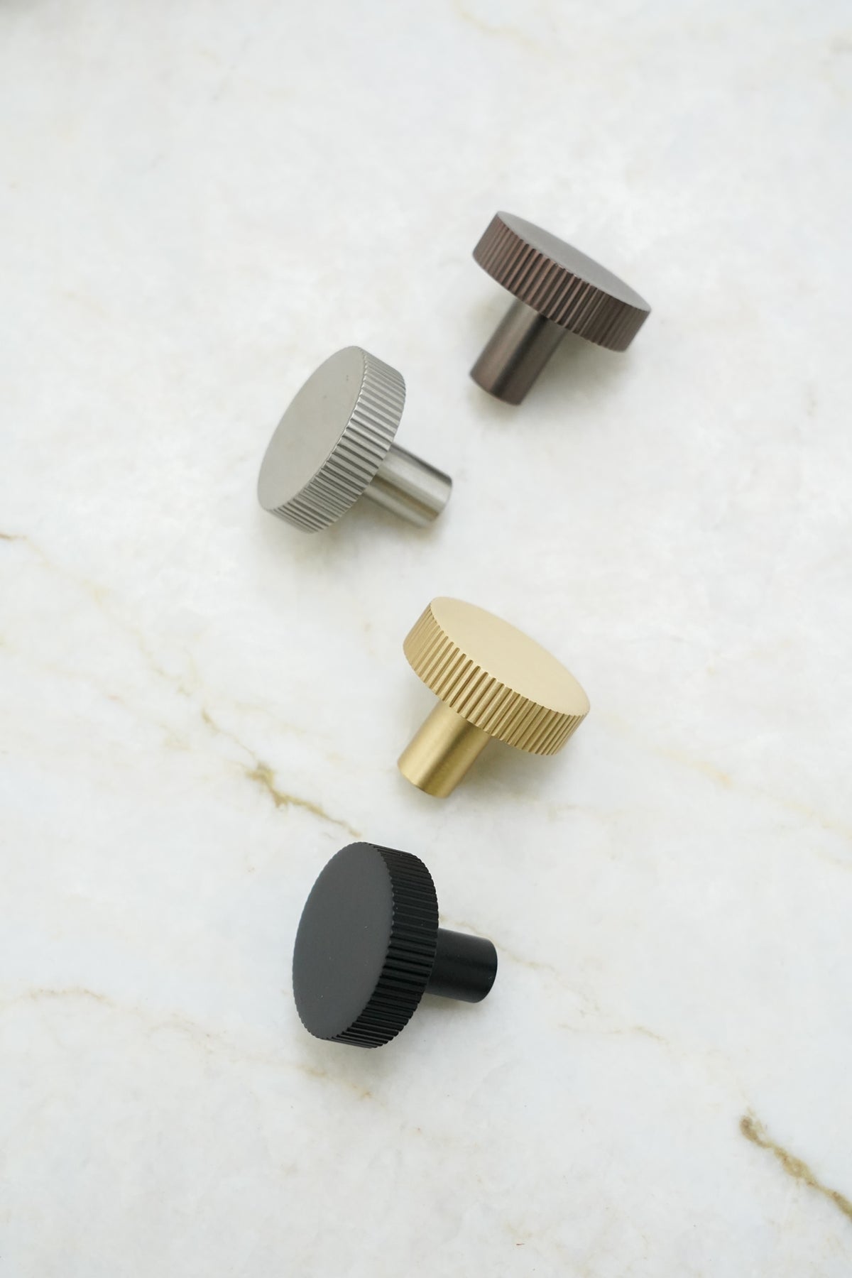 Møbelknop med linjeret design i bronze / bruneret messing - Langelinie • Chr. Jørgensen