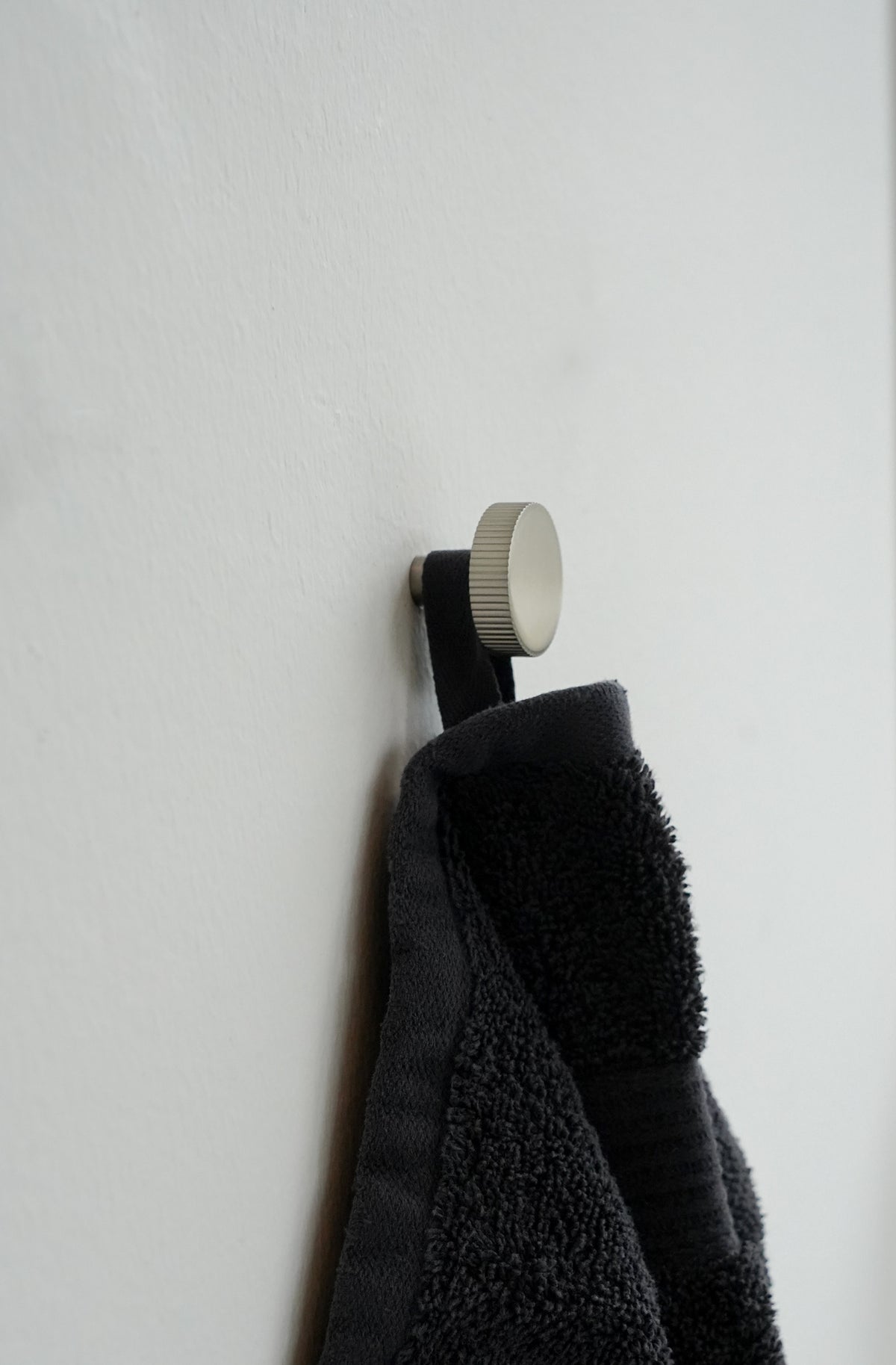 Møbelknop med linjeret design i rustfrit stål look - Langelinie • Chr. Jørgensen