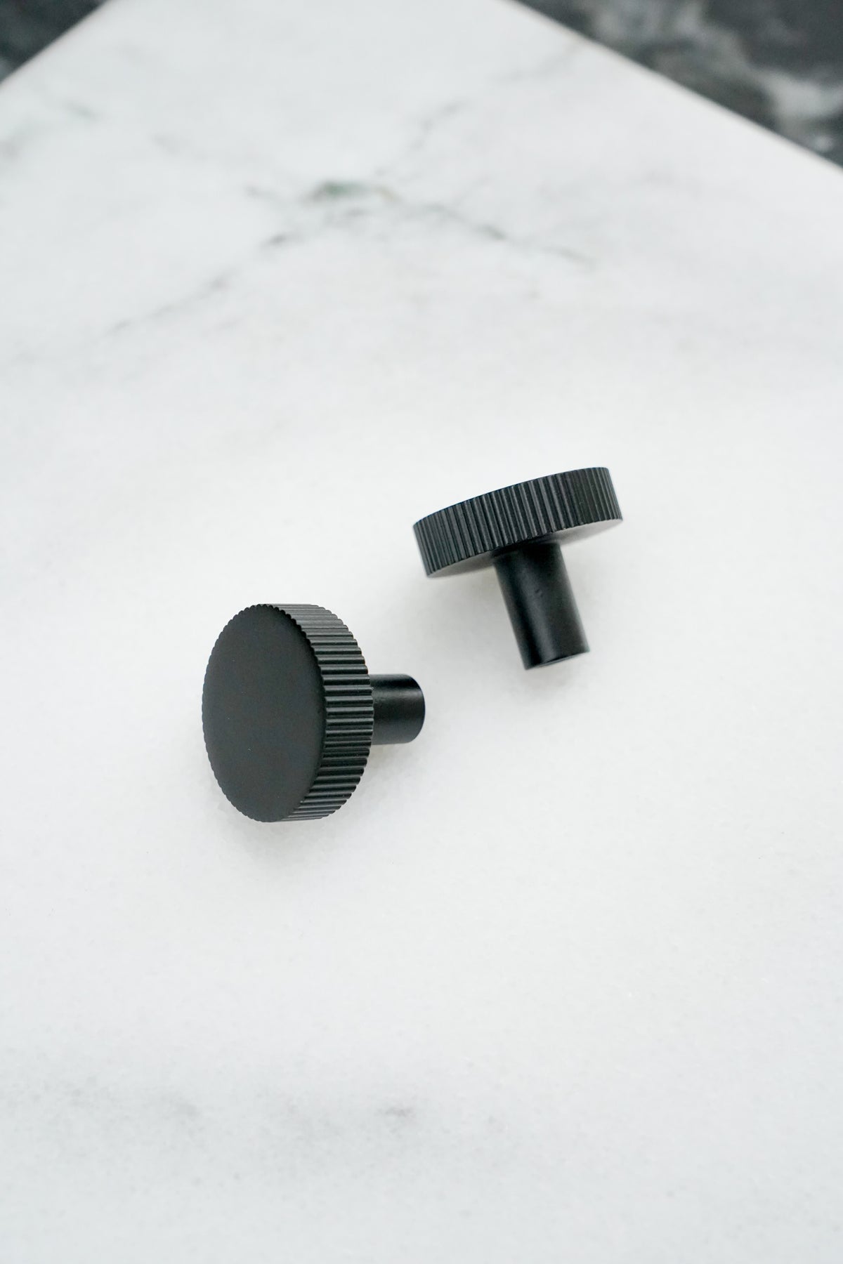 Møbelknop med linjeret design i sort - Langelinie • Chr. Jørgensen