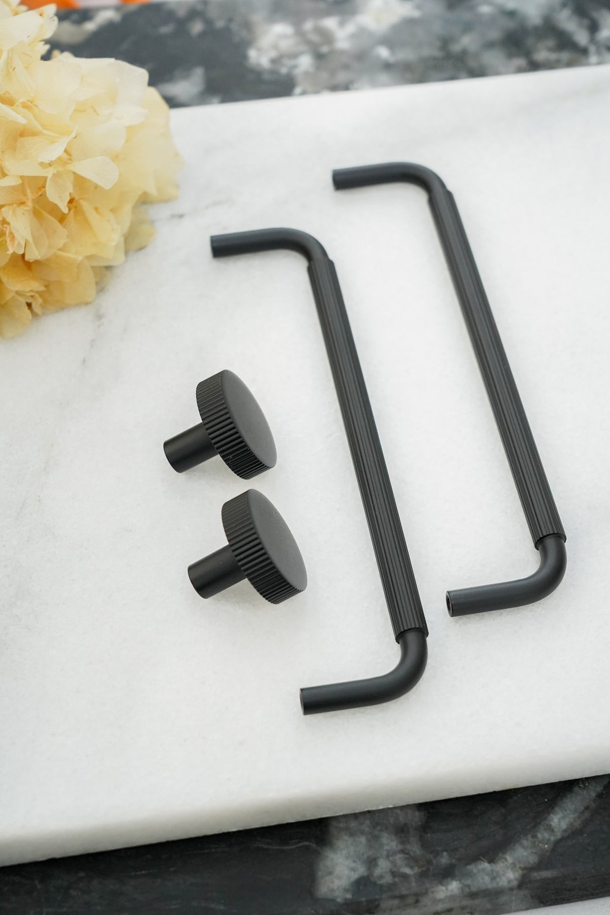 Møbelknop med linjeret design i sort - Langelinie • Chr. Jørgensen