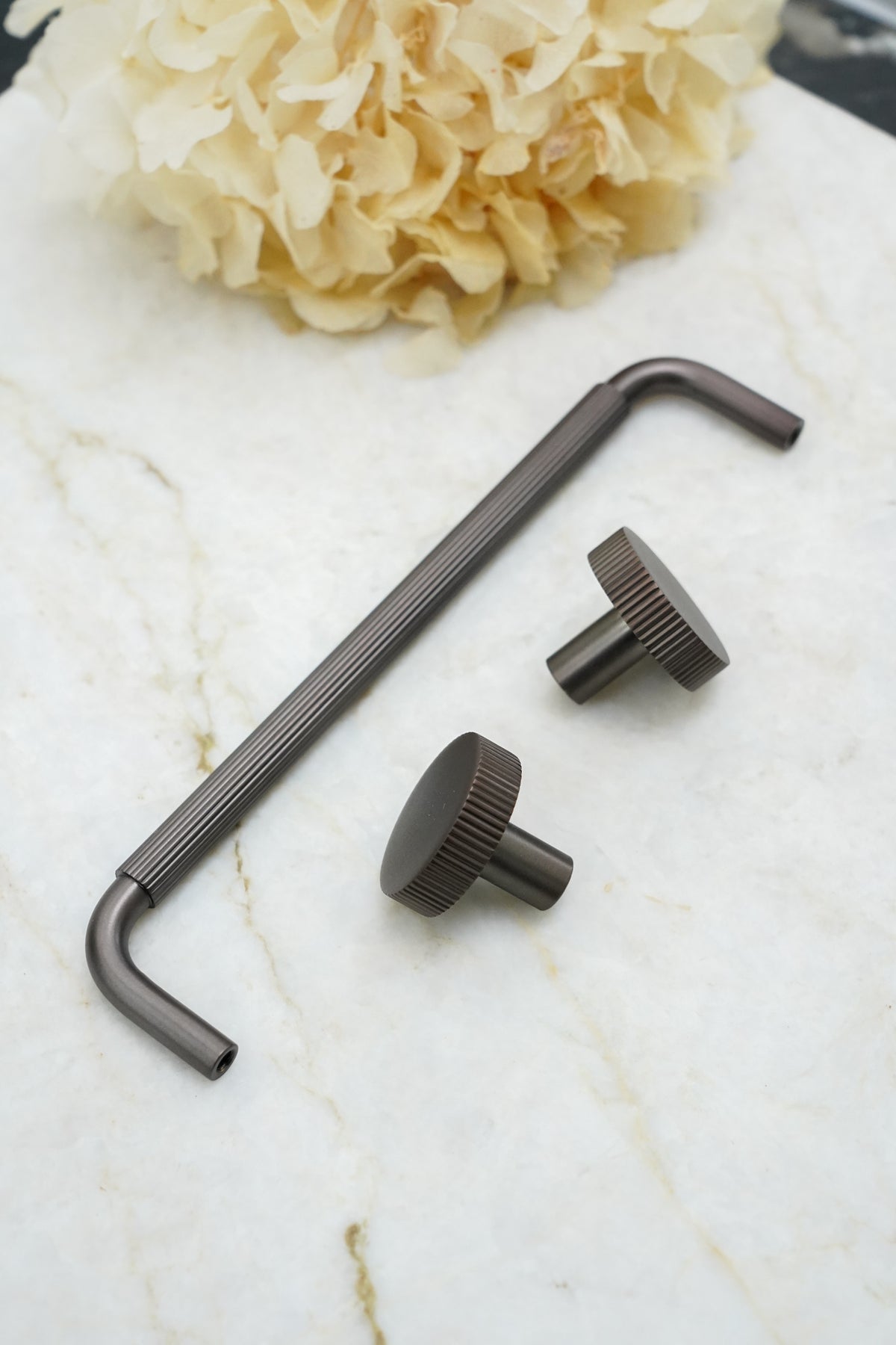 Bruneret køkkengreb med linjeret design