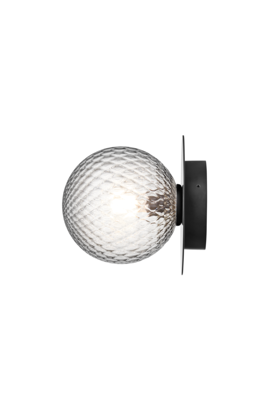 Væg-eller loftlampe med lampeskærm af klart optikglas og sort fatning, på hvid baggrund
