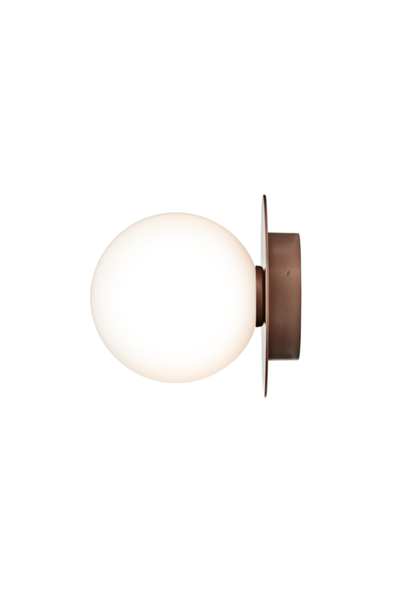 Væglampe med rund skærm af opalglas og bronzefarvet fatning, på hvid baggrund
