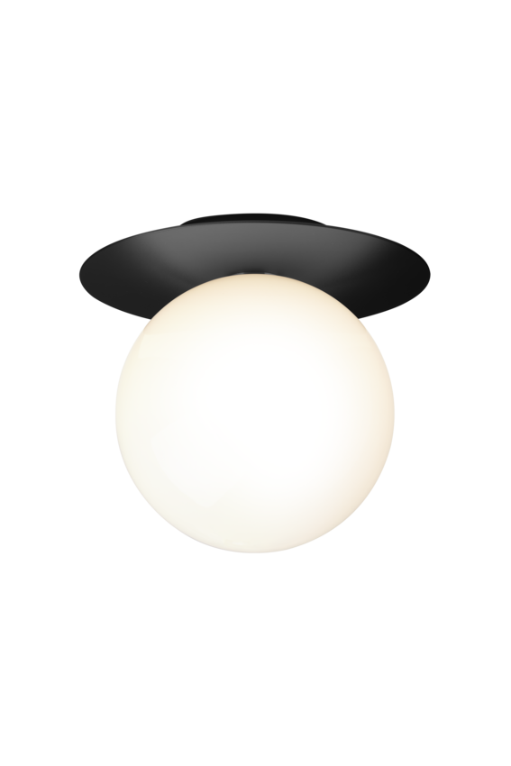 Væg-eller loftlampe med lampeskærm af opalglas og sort fatning, på hvid baggrund