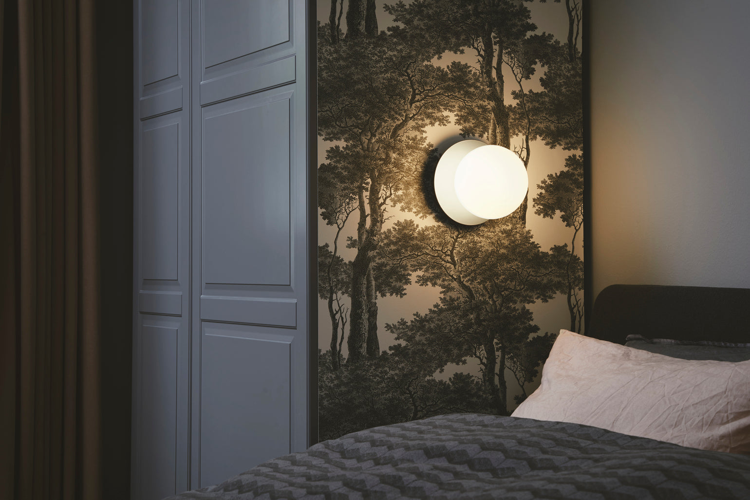 Væglampe med lampeskærm af opalglas og sølvfarvet fatning, i soveværelse