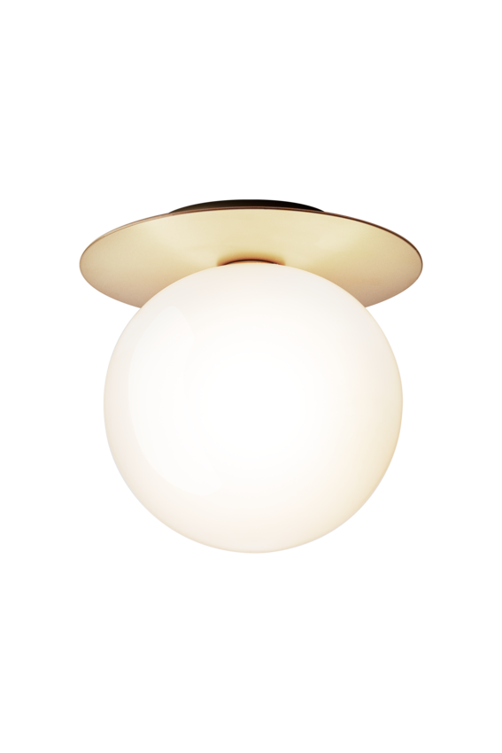 Væg-eller loftlampe med lampeskærm af opalglas og gylden fatning, på hvid baggrund