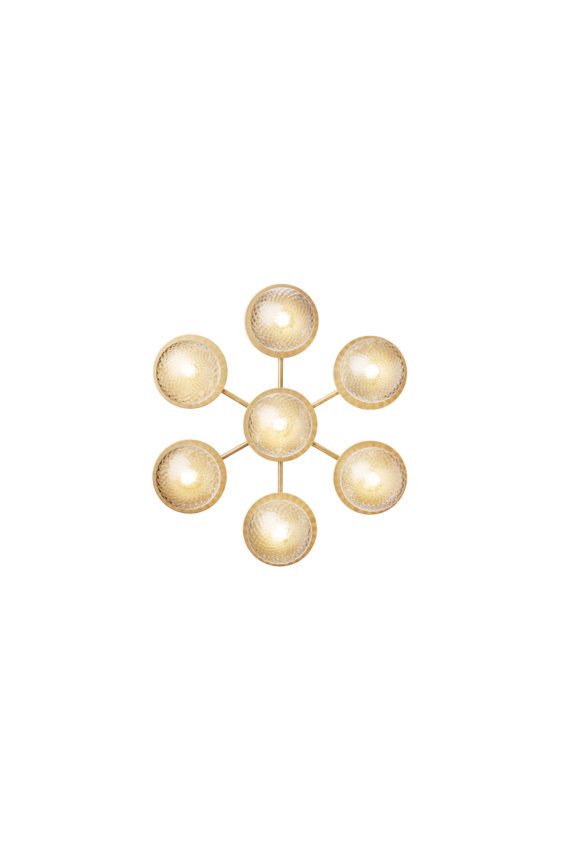 Væg-eller loftlampe med lampeskærme af klart optikglas og gylden fatning og stel, på hvid baggrund