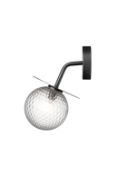 Væglampe med rund skærm af klart optikglas og sort stel, på hvid baggrund