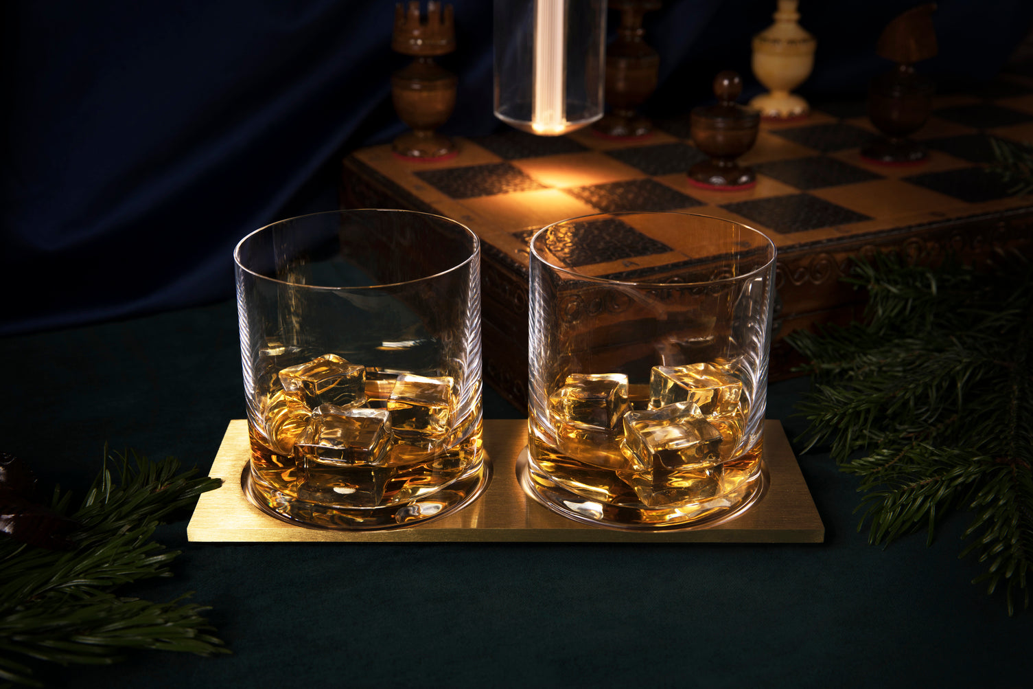Bakke i messing med et sæt af to medfølgende whisky glas.
