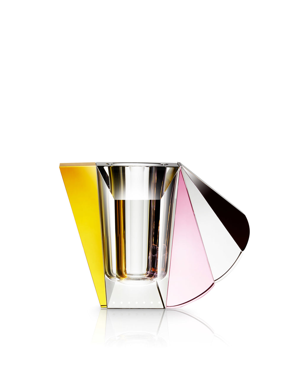 Vase i klar, brun, gul og lyserød krystal på hvid baggrund.