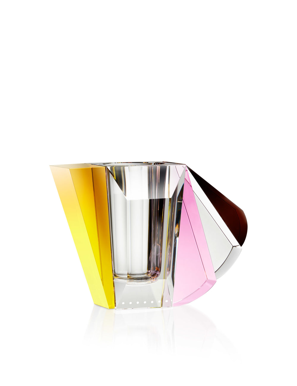 Vase i klar, brun, gul og lyserød krystal på hvid baggrund.