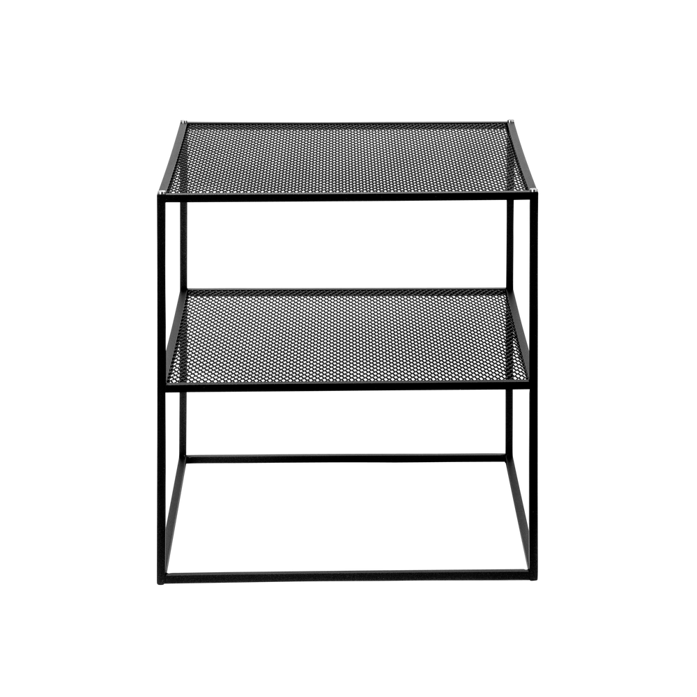 Firkantet sidebord med bordplade og hylde i hullet design. Bordet har også små detaljer i stål eller messing.