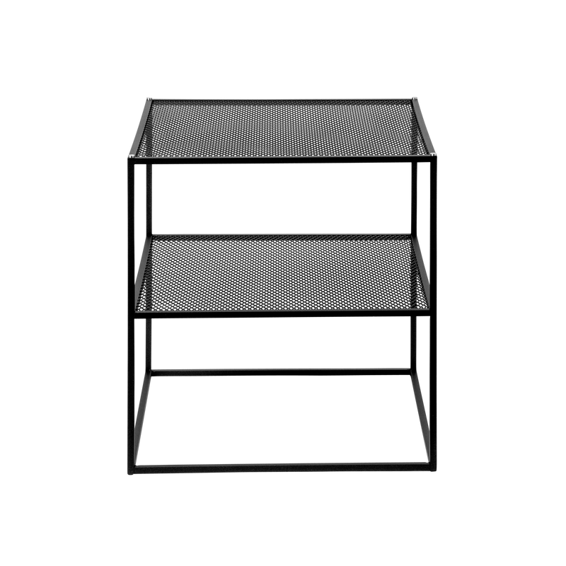 Firkantet sidebord med bordplade og hylde i hullet design. Bordet har også små detaljer i stål eller messing.
