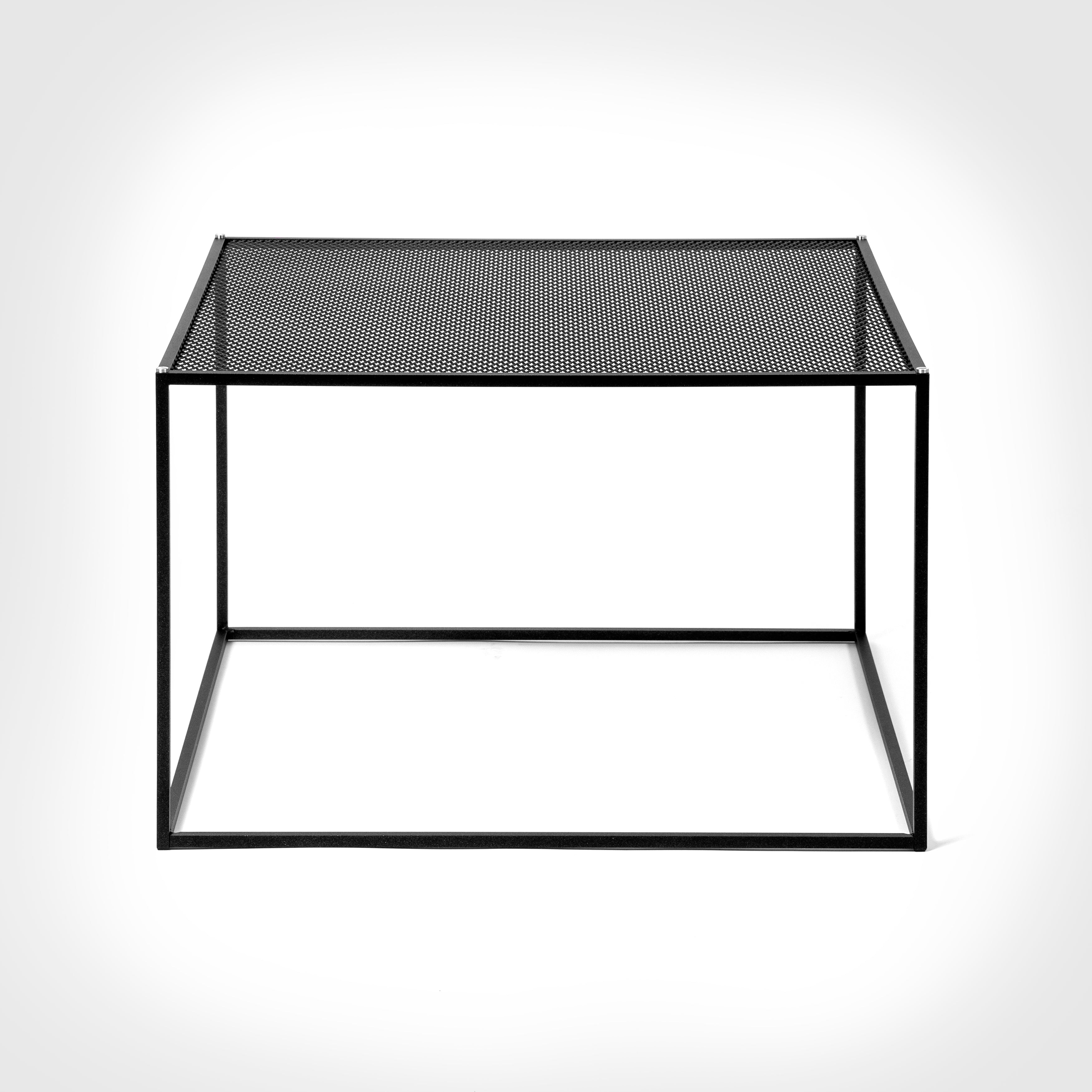 Firkantet sort sofabord med bordplade i meshed/hullet mønster. Vælg mellem detaljer/skruer i messing eller stål (medfølger).