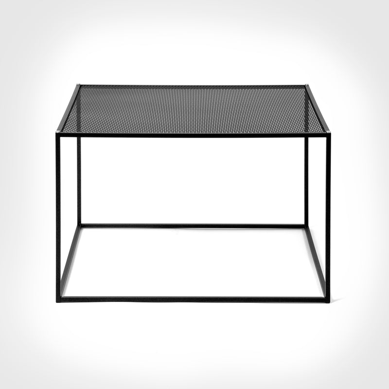 Firkantet sort sofabord med bordplade i meshed/hullet mønster. Vælg mellem detaljer/skruer i messing eller stål (medfølger).