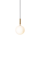 Pendel med rund skærm af opalglas og aflang messingfarvet fatning, på hvid baggrund