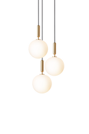 Pendel bestående af tre runde skærme af opalglas med gyldent ophæng og sort ledning, på hvid baggrund.