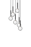 Pendel bestående af seks runde skærme af klart optikglas med gråt ophæng og sort ledning, på hvid baggrund.