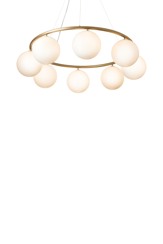 Lysekrone bestående af otte runde skærme i opalglas samt messingfarvet krone, på hvid baggrund