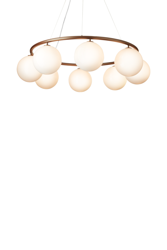 Lysekrone bestående af otte runde skærme i opalglas samt bruneret krone på hvid baggrund