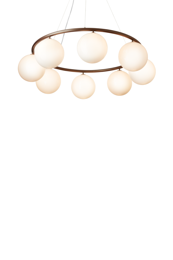 Lysekrone bestående af otte runde skærme i opalglas samt bruneret krone på hvid baggrund