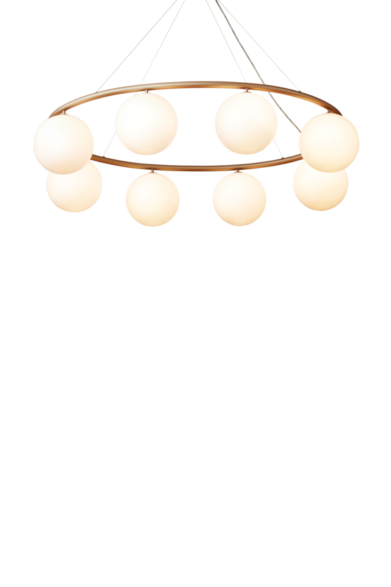 Lysekrone bestående af otte runde skærme i opalglas samt messingfarvet krone, på hvid baggrund