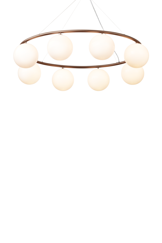 Lysekrone bestående af otte runde skærme i opalglas samt bruneret krone, på hvid baggrund