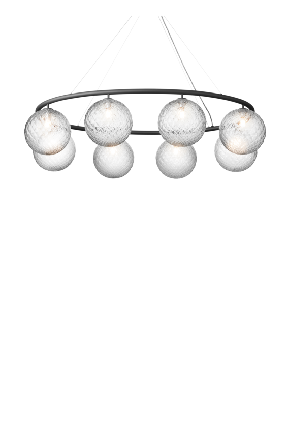 Lysekrone bestående af otte runde skærme i klart optikglas samt krone i mørkegrå, på hvid baggrund