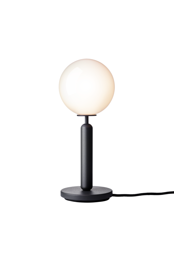 Bordlampe med rund skærm af opalglas og mørkegråt stel, på hvid baggrund