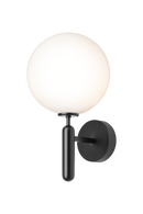 Væglampe med rund skærm af opalglas og sort stel, på hvid baggrund
