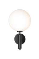 Væglampe med rund skærm af opalglas og sort stel, på hvid baggrund