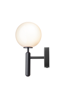 Væglampe med rund skærm af opalglas og mørkegråt stel, på hvid baggrund