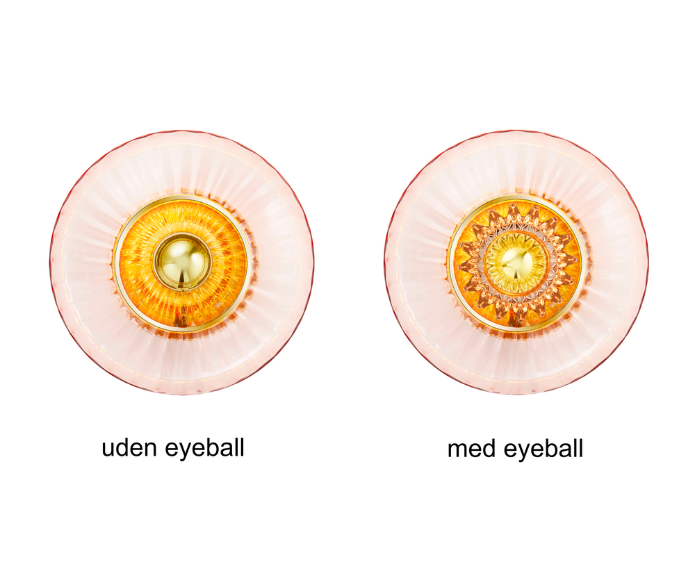 Eyeball er en mønstret/plisseret indsats i klar glas, som skaber et ekstra stærkt lysspil til New wave Lamperne fra Design by Us. 