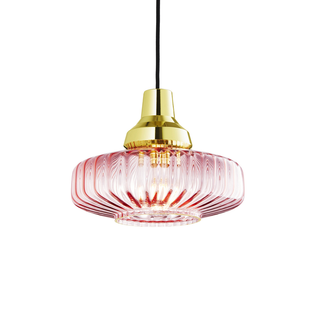 Pendel lampe fra Design by Us i lyserød glas og med guldfarvet fatning og bagstykke.