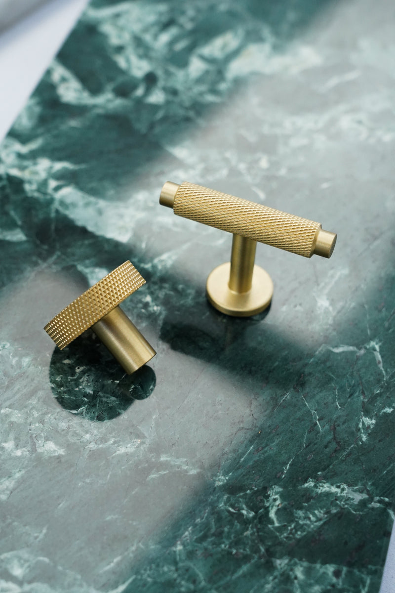Nørrebro • Møbelknop med diamond cut i børstet massiv messing uden lak