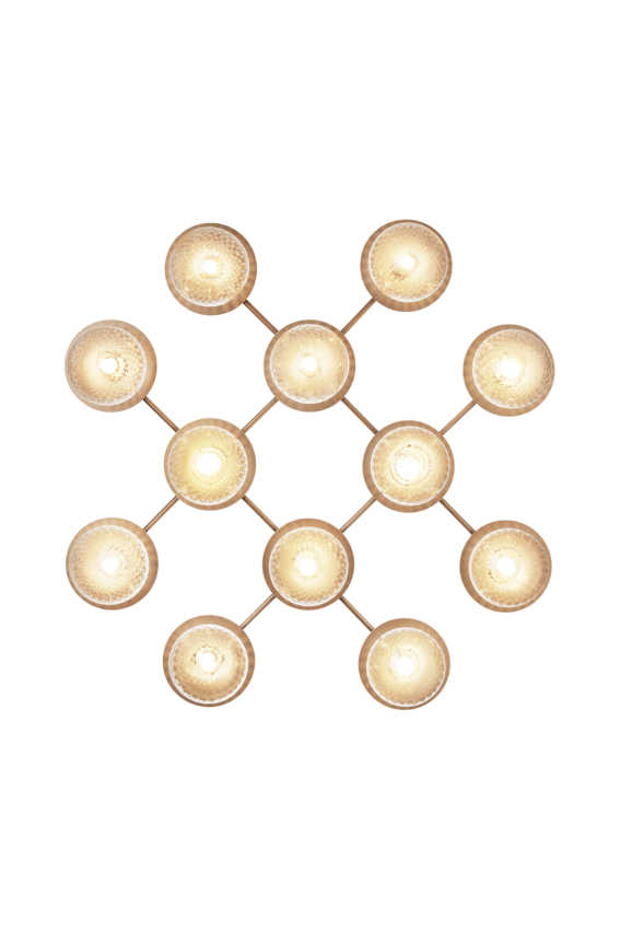 Væg-eller loftlampe med lampeskærme af klart optikglas og gylden fatning og stel, på hvid baggrund