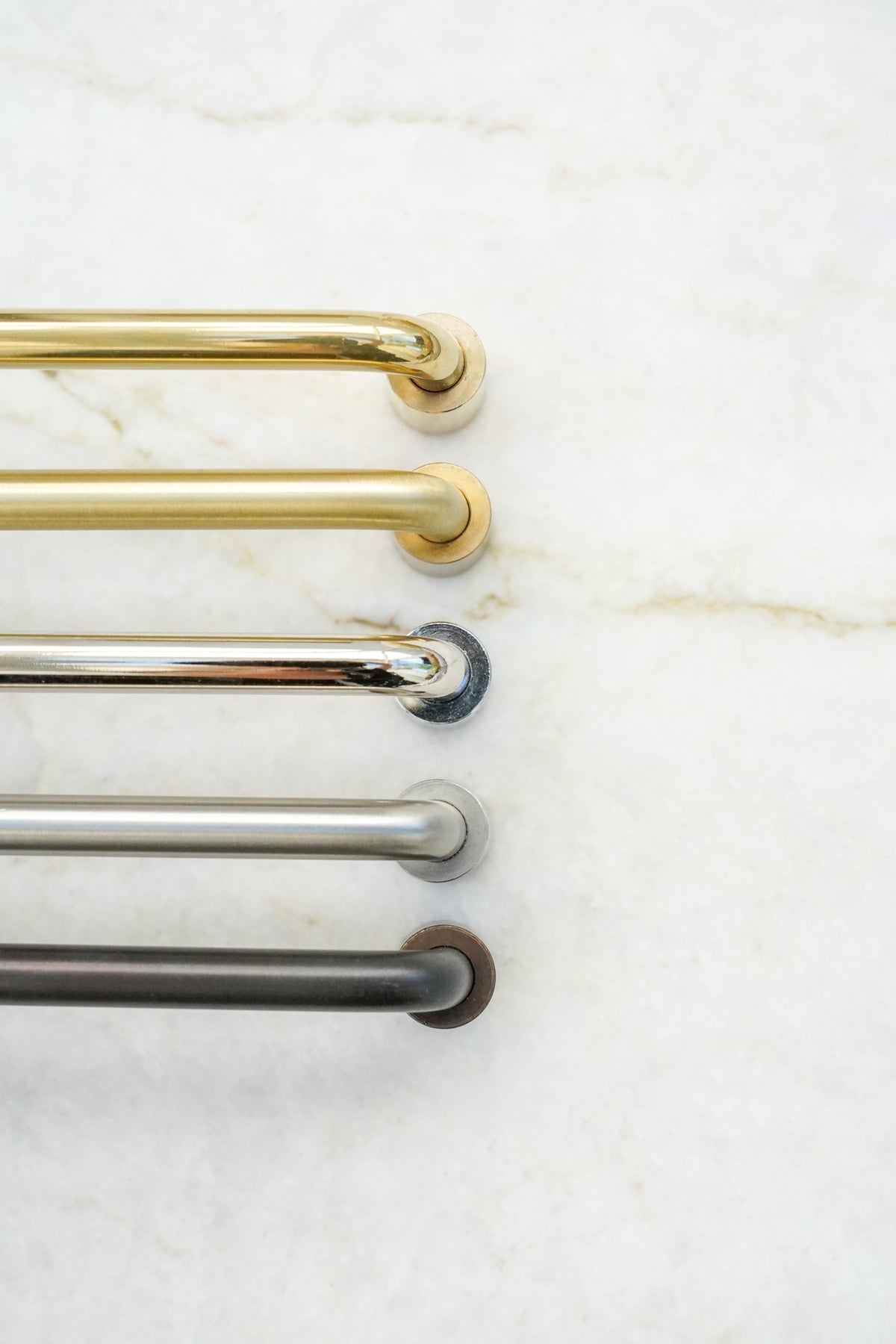 Ordrup • Greb i børstet rustfrit stål look med separate fødder - Copenhagenhomedesign
