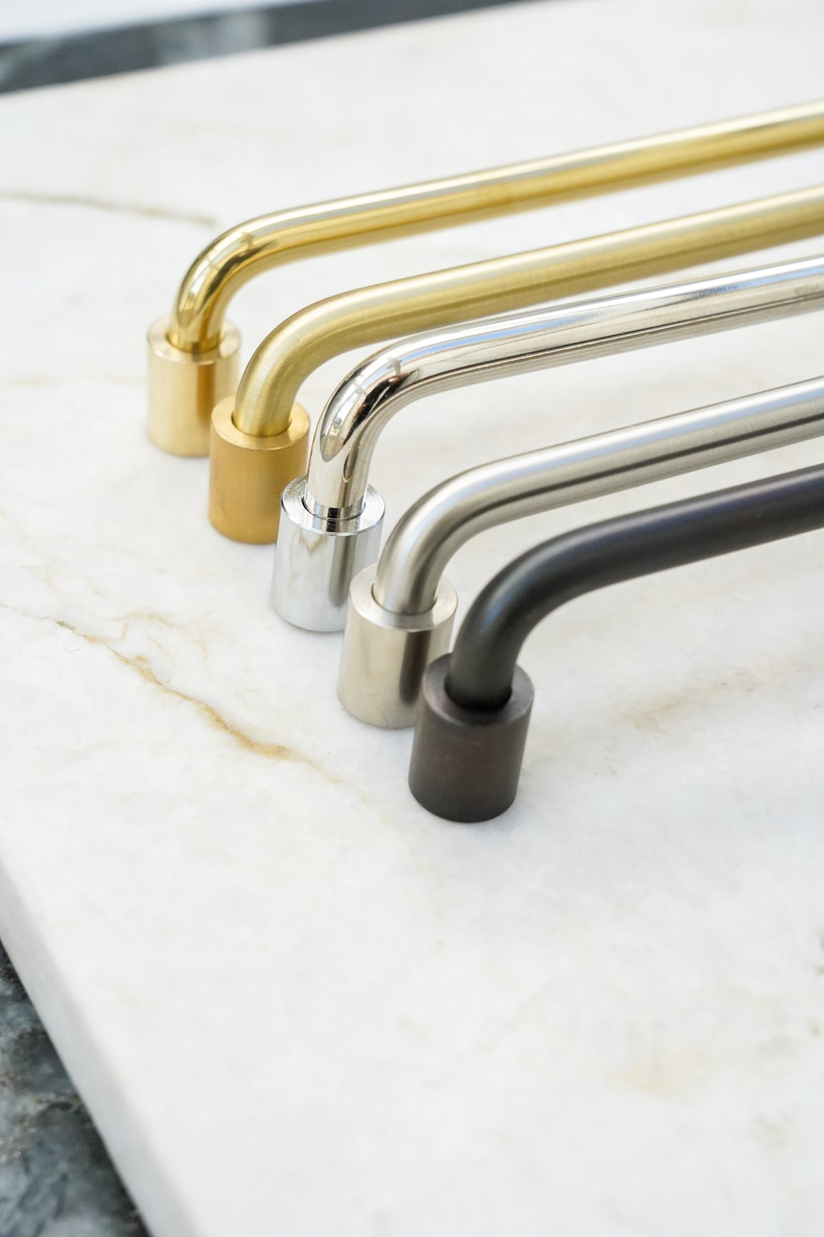 Ordrup • Greb i bruneret massiv messing med separate fødder - Copenhagenhomedesign