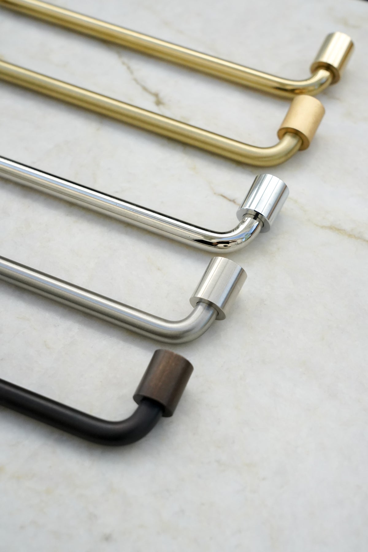 Ordrup • Greb i børstet rustfrit stål look med separate fødder - Copenhagenhomedesign