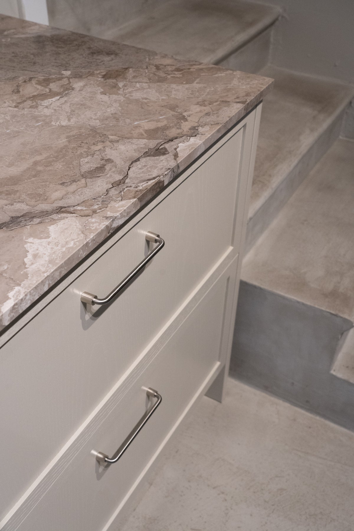 Ordrup • Greb i børstet rustfrit stål look med separate fødder - Copenhagenhomedesign