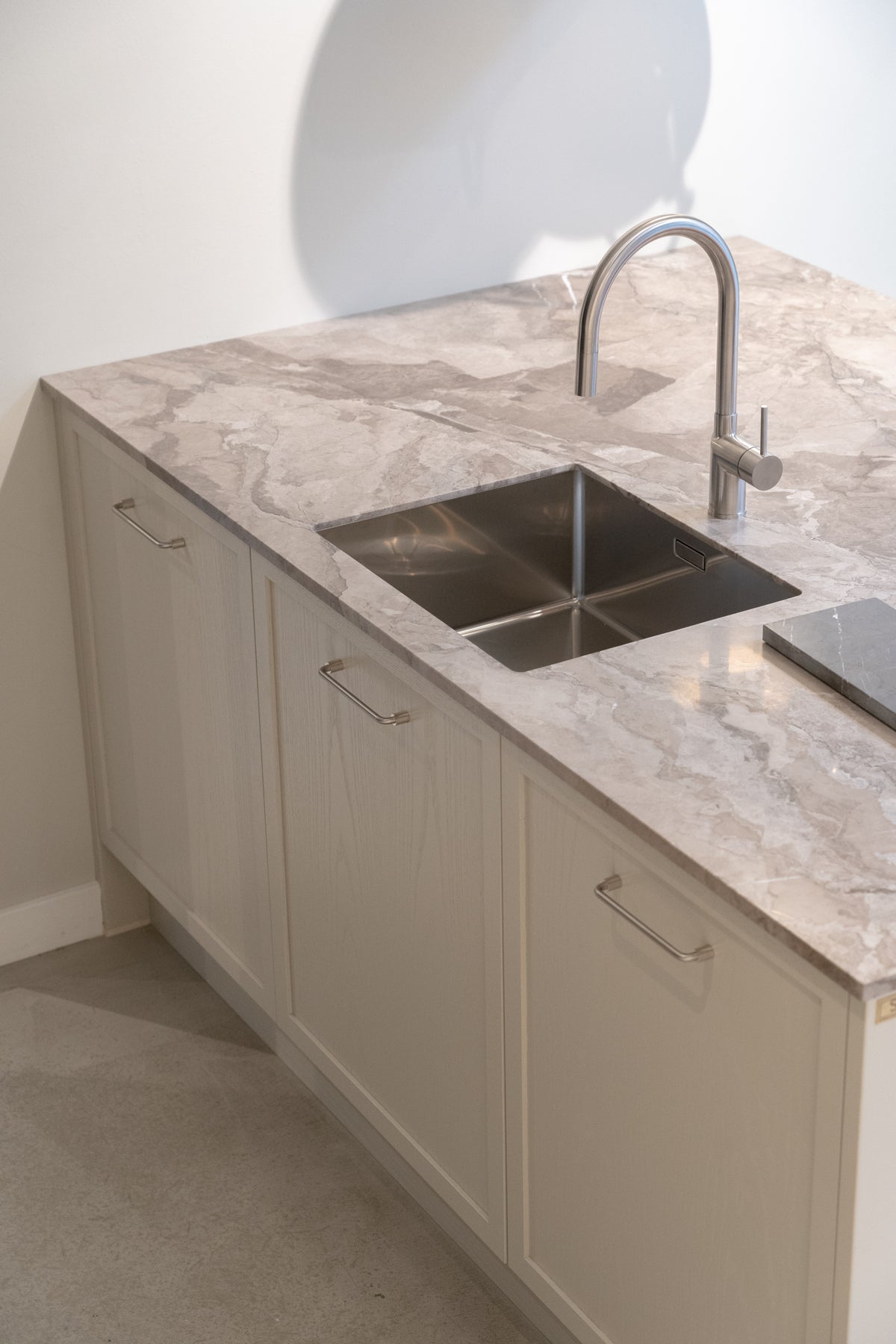 Ordrup • Greb i børstet rustfrit stål look med separate fødder - Copenhagenhomedesign