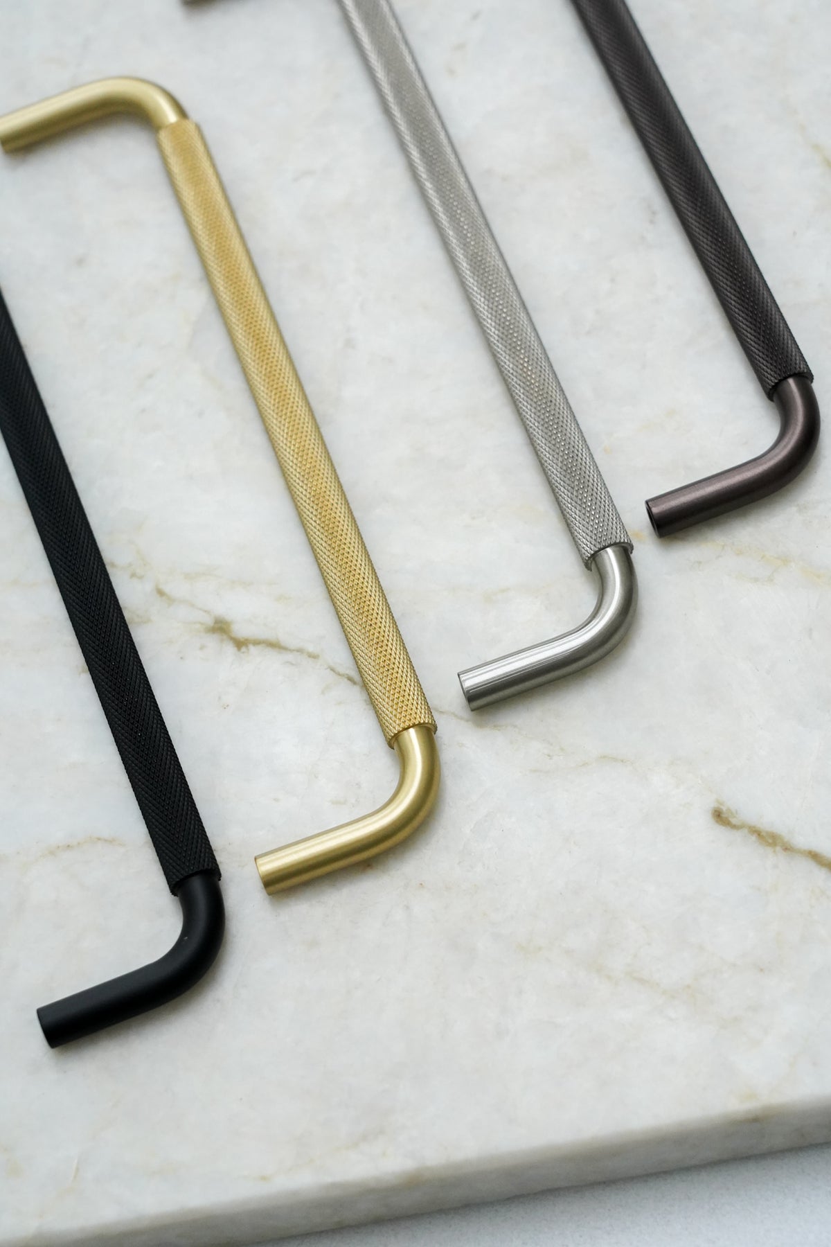 Køkkengreb med diamond cut i børstet messing med lak - Østerbro • Chr. Jørgensen - Copenhagenhomedesign