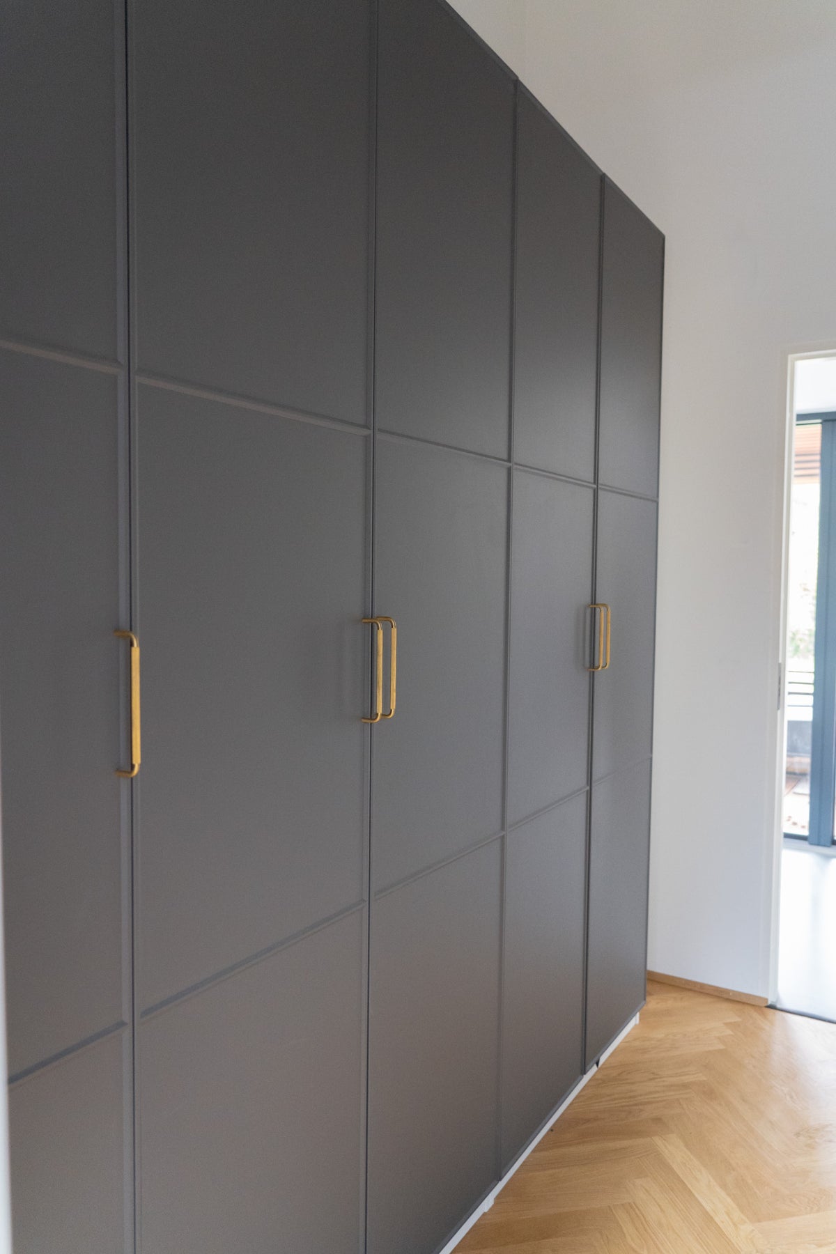 Køkkengreb med diamond cut i børstet messing uden lak - Østerbro • Chr. Jørgensen - Copenhagenhomedesign