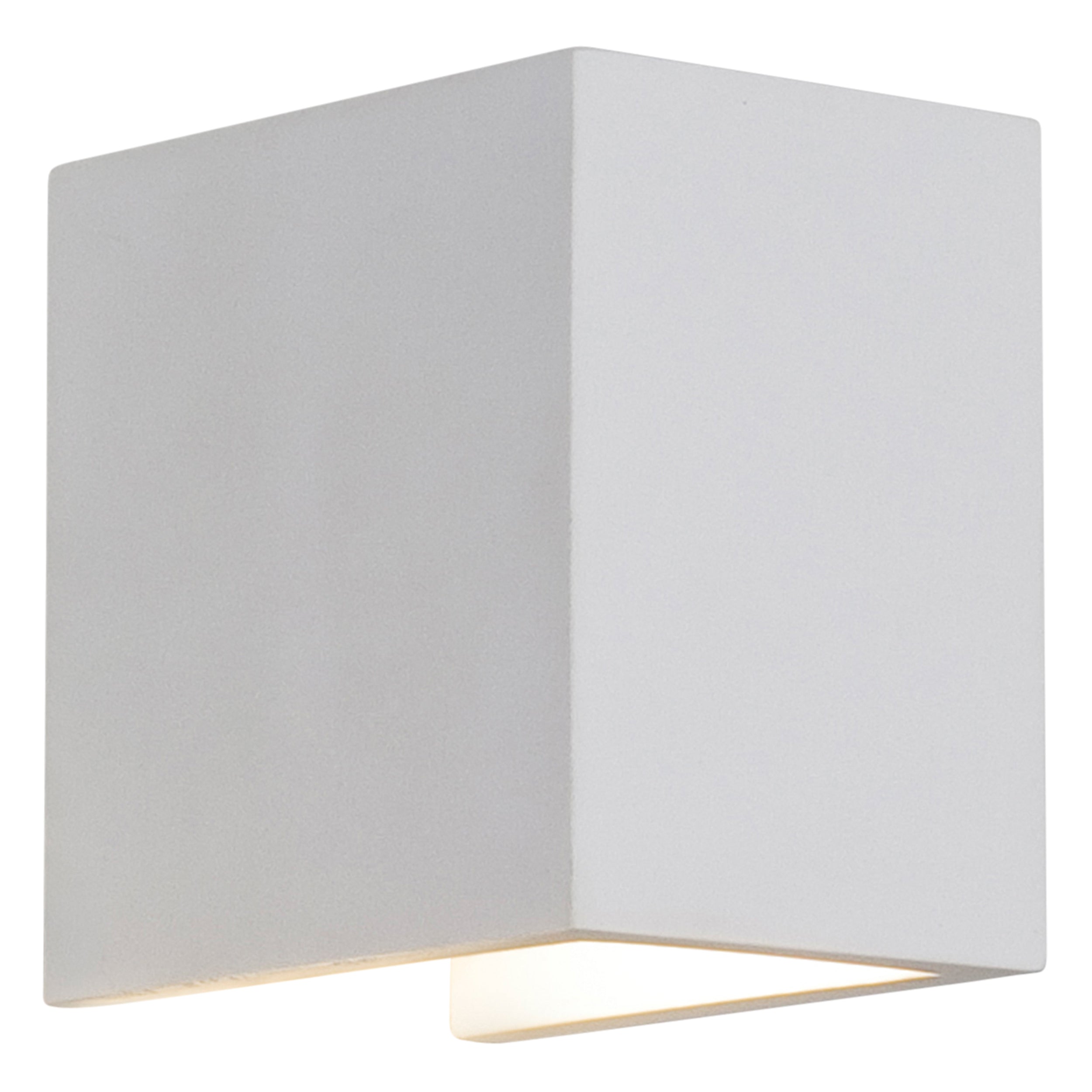 En lille hvid og enkel væglampe i firkantet form fremstillet i gips med nedadgående lys.