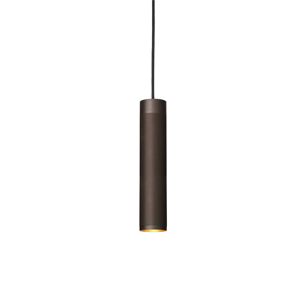 Pendant Long lampe designet af Kasper Thorup (Thorup Copenhagen). Lampen er fremstillet i messing med en bruneret overflade. Sort stofledning medfølger.