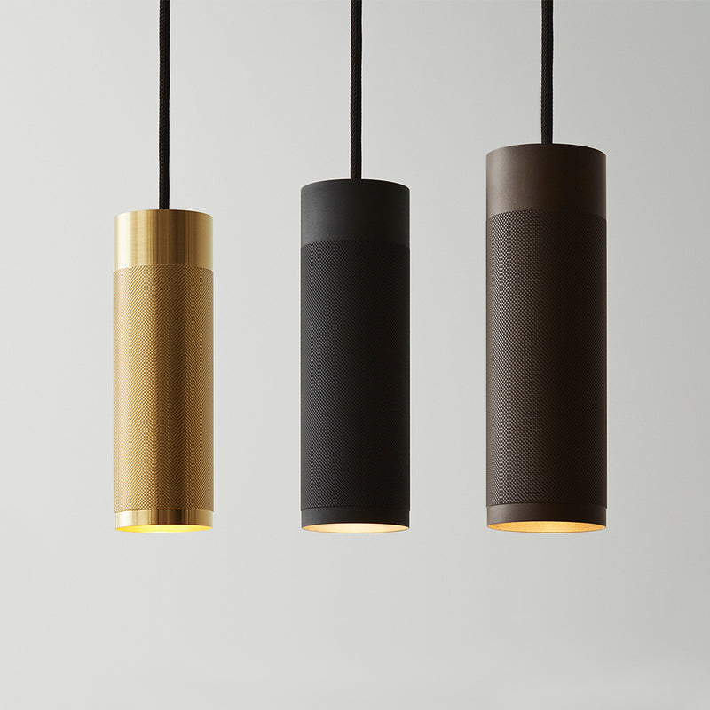 Lofthængte pendel lamper i tre forskellige farver: Messing, sort bruneret og bruneret