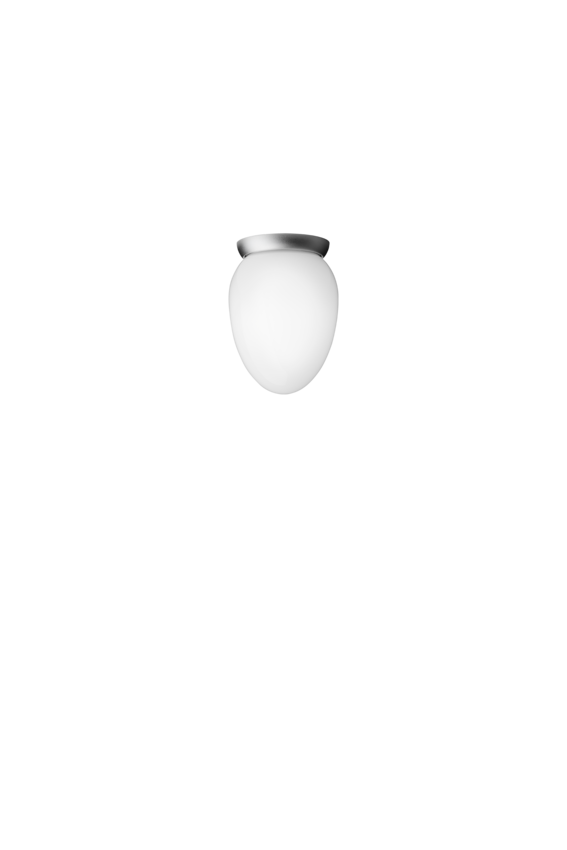 Loftlampe med sølvfarvet fatning og skærm af opalglas, på hvid baggrund