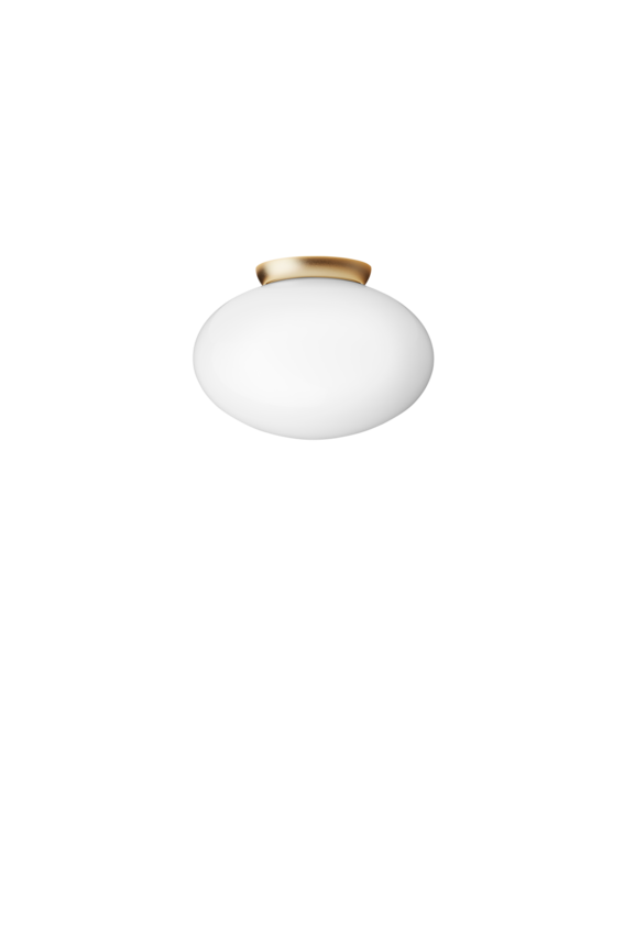 Loftlampe med messingfarvet fatning og skærm i opalglas, på hvid baggrund