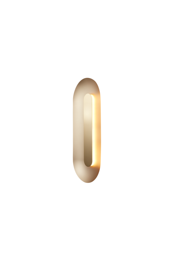 Oval messingfarvet væglampe med indirekte lys, på hvid baggrund