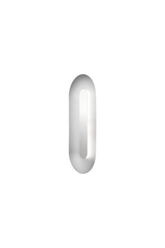 Oval sølvfarvet væglampe med indirekte lys, på hvid baggrund
